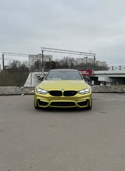Жёлтый BMW M4 — вид спереди