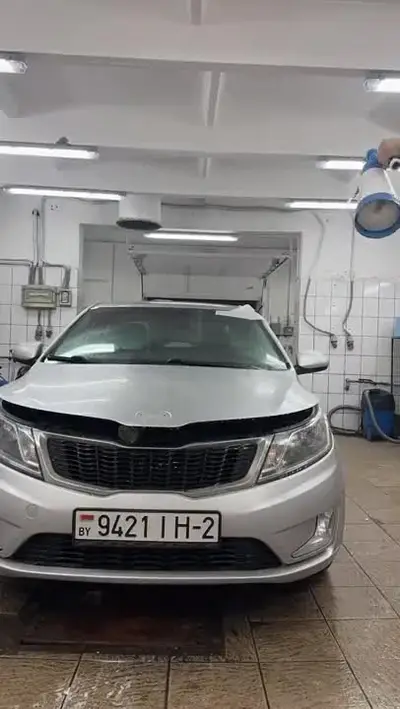 Видео: работа с капотом Kia Rio в боксе